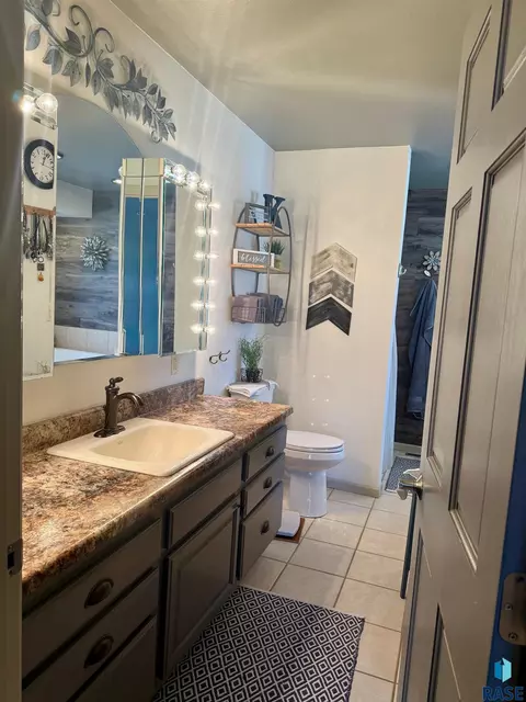 Bath - 1516 Deerfield Ln, Mitchell, SD 57301 photo 1 of 12