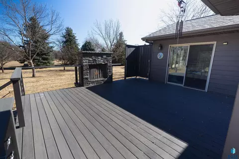 Exterior - 1516 Deerfield Ln, Mitchell, SD 57301 photo 5 of 8
