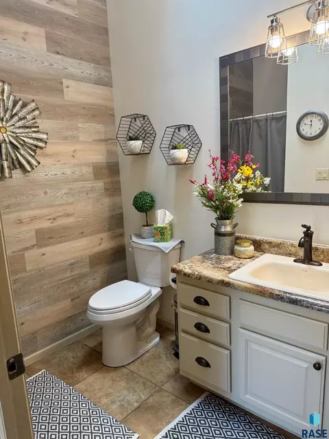 Bath - 1516 Deerfield Ln, Mitchell, SD 57301 photo 7 of 12