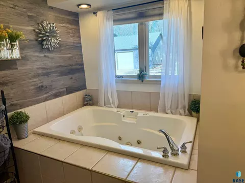 Bath - 1516 Deerfield Ln, Mitchell, SD 57301 photo 4 of 12