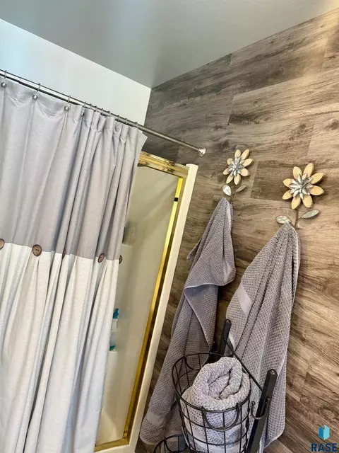 Bath - 1516 Deerfield Ln, Mitchell, SD 57301 photo 6 of 12