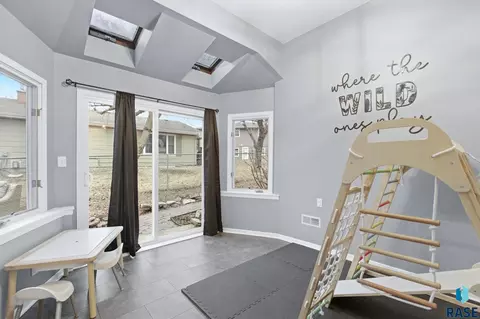 1405 E Otonka Trl, Sioux Falls, SD 57103 photo 9