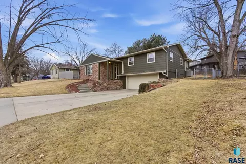 1405 E Otonka Trl, Sioux Falls, SD 57103 photo 3