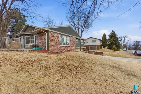 1405 E Otonka Trl, Sioux Falls, SD 57103 photo 2