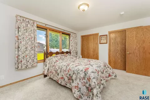 Bedroom - 412 E Meadowlark Cir, Brandon, SD 57005 photo 2 of 5