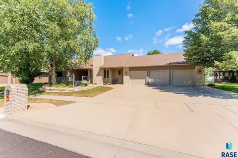Exterior - 412 E Meadowlark Cir, Brandon, SD 57005 photo 9 of 11
