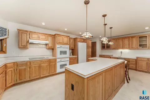 Kitchen - 412 E Meadowlark Cir, Brandon, SD 57005 photo 2 of 4