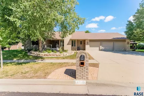 Exterior - 412 E Meadowlark Cir, Brandon, SD 57005 photo 7 of 11
