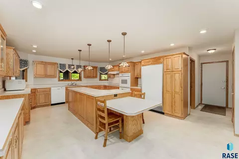 Kitchen - 412 E Meadowlark Cir, Brandon, SD 57005 photo 4 of 4