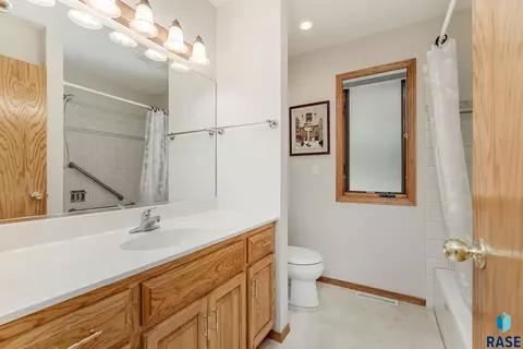 Bath - 412 E Meadowlark Cir, Brandon, SD 57005 photo 3 of 3