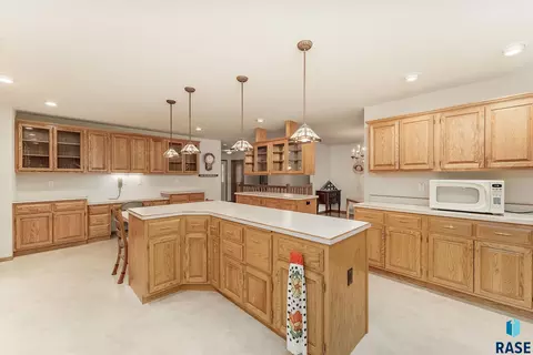 Kitchen - 412 E Meadowlark Cir, Brandon, SD 57005 photo 3 of 4
