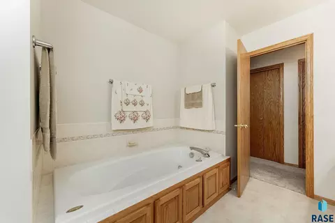 Bath - 412 E Meadowlark Cir, Brandon, SD 57005 photo 2 of 3
