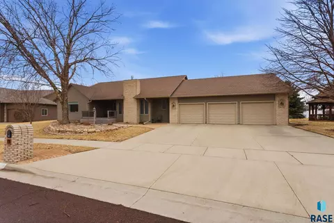 Exterior - 412 E Meadowlark Cir, Brandon, SD 57005 photo 3 of 11