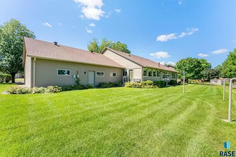 Exterior - 412 E Meadowlark Cir, Brandon, SD 57005 photo 10 of 11
