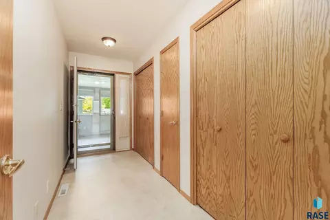 Entry Way - 412 E Meadowlark Cir, Brandon, SD 57005 photo 3 of 3