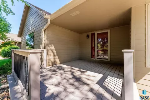 Exterior - 412 E Meadowlark Cir, Brandon, SD 57005 photo 8 of 11
