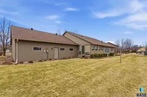 Exterior - 412 E Meadowlark Cir, Brandon, SD 57005 photo 5 of 11