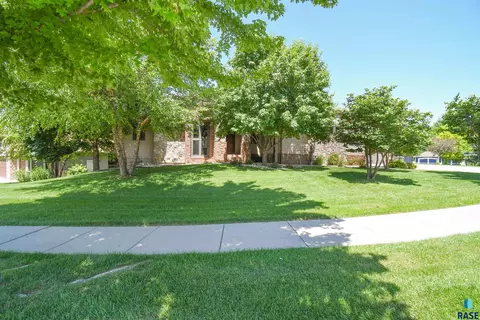 1325 W Wicklow Ct, Sioux Falls, SD 57108