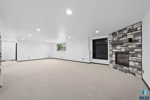 Living - 6709 E 37th St, Sioux Falls, SD 57110 photo 4 of 4