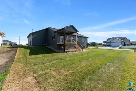 Exterior - 6709 E 37th St, Sioux Falls, SD 57110 photo 5 of 9