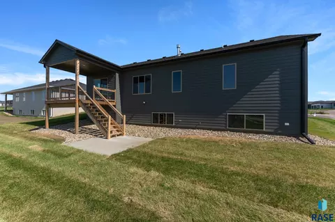 Exterior - 6709 E 37th St, Sioux Falls, SD 57110 photo 6 of 9