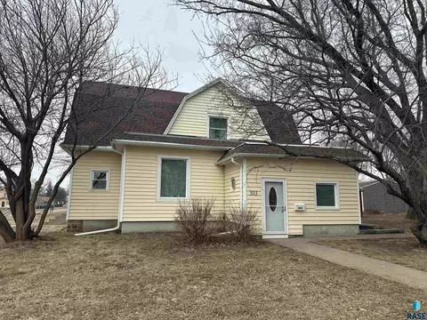 303 N Liberty Ave, Madison, SD 57042