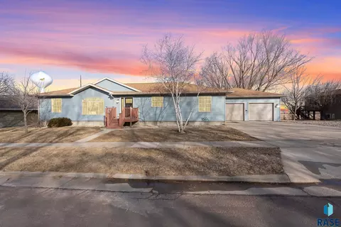 406 N Cherry St, Lennox, SD 57039