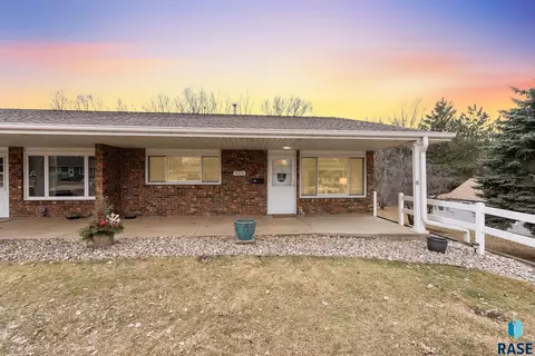 823 E Center St, Madison, SD 57042