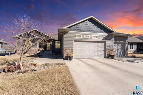 1516 S Kinderhook Ave, Sioux Falls, SD 57106