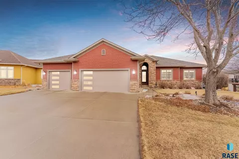 8216 S Seven Oaks Dr, Sioux Falls, SD 57108