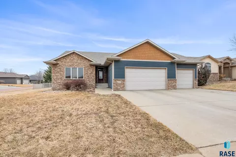 7413 S Audie Ave, Sioux Falls, SD 57108