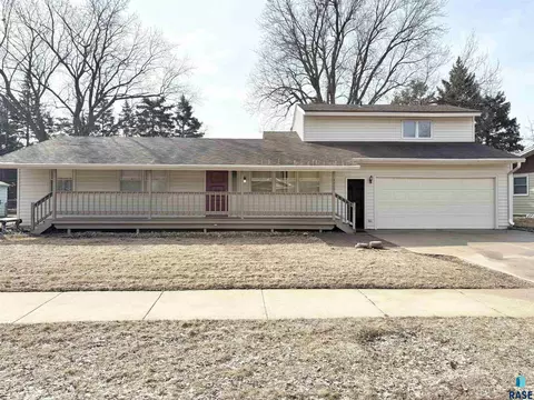 5209 W Thurman Dr, Sioux Falls, SD 57106