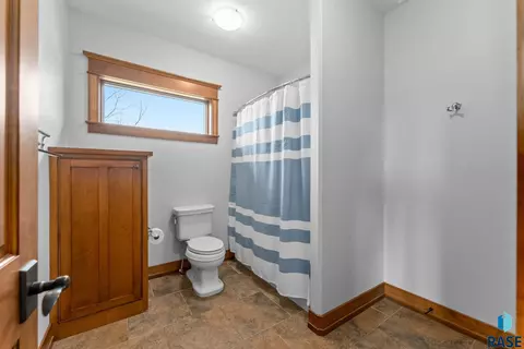 Bath - 9005 E Torrey Pine Cir, Sioux Falls, SD 57110 photo 3 of 4