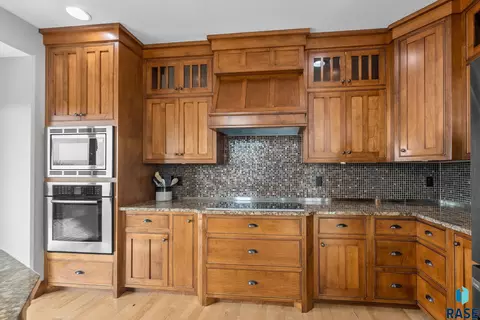 Kitchen - 9005 E Torrey Pine Cir, Sioux Falls, SD 57110 photo 2 of 4