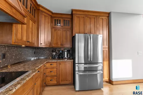 Kitchen - 9005 E Torrey Pine Cir, Sioux Falls, SD 57110 photo 3 of 4