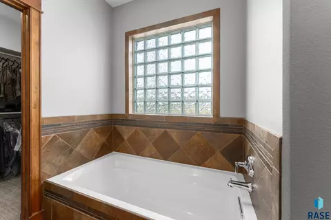 Bath - 9005 E Torrey Pine Cir, Sioux Falls, SD 57110 photo 2 of 4