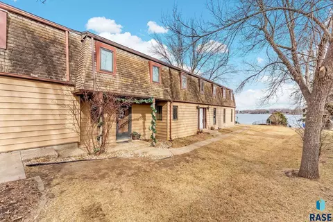 46246 S Shore Pl, Hartford, SD 57033