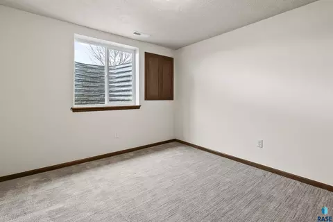 Bedroom - Dorian Dr, Yankton, SD 57078 photo 4 of 4