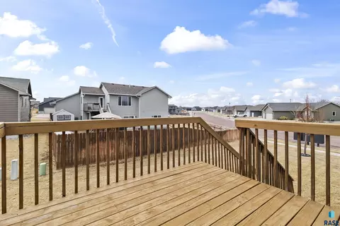 Exterior - Dorian Dr, Yankton, SD 57078 photo 3 of 4