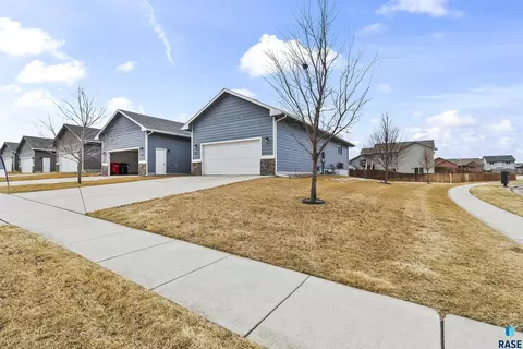 Exterior - Dorian Dr, Yankton, SD 57078 photo 2 of 4
