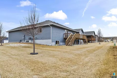 Exterior - Dorian Dr, Yankton, SD 57078 photo 4 of 4