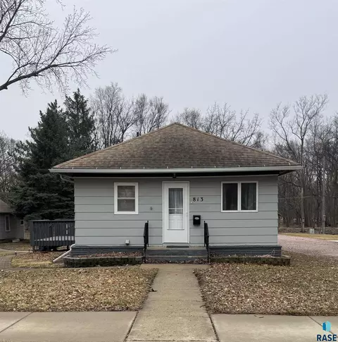 813 E Center St, Madison, SD 57042