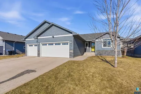 3820 S Attalia Ct, Sioux Falls, SD 57110