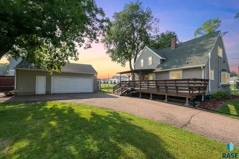 511 E 3rd St, Dell Rapids, SD 57022