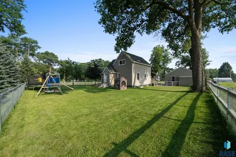 Exterior - 511 E 3rd St, Dell Rapids, SD 57022 photo 1 of 6