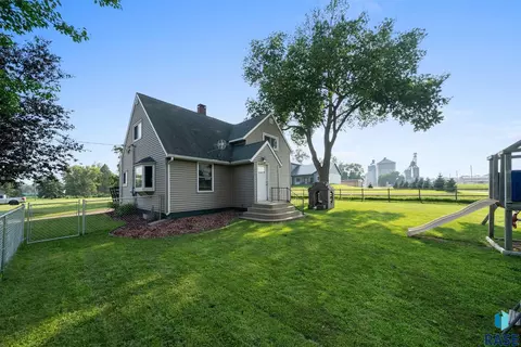 Exterior - 511 E 3rd St, Dell Rapids, SD 57022 photo 4 of 6