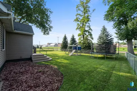 Exterior - 511 E 3rd St, Dell Rapids, SD 57022 photo 3 of 6