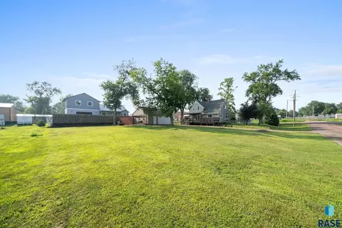 Exterior - 511 E 3rd St, Dell Rapids, SD 57022 photo 2 of 6