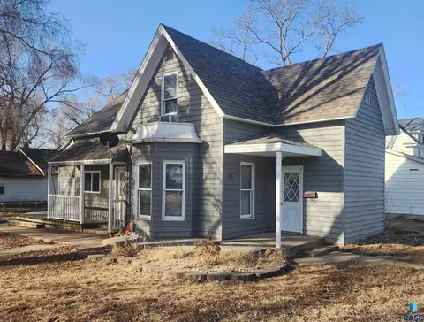 315 W 5th St, Canton, SD 57013