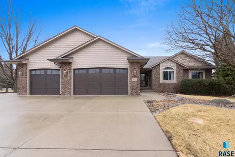 4917 E 42nd St, Sioux Falls, SD 57110